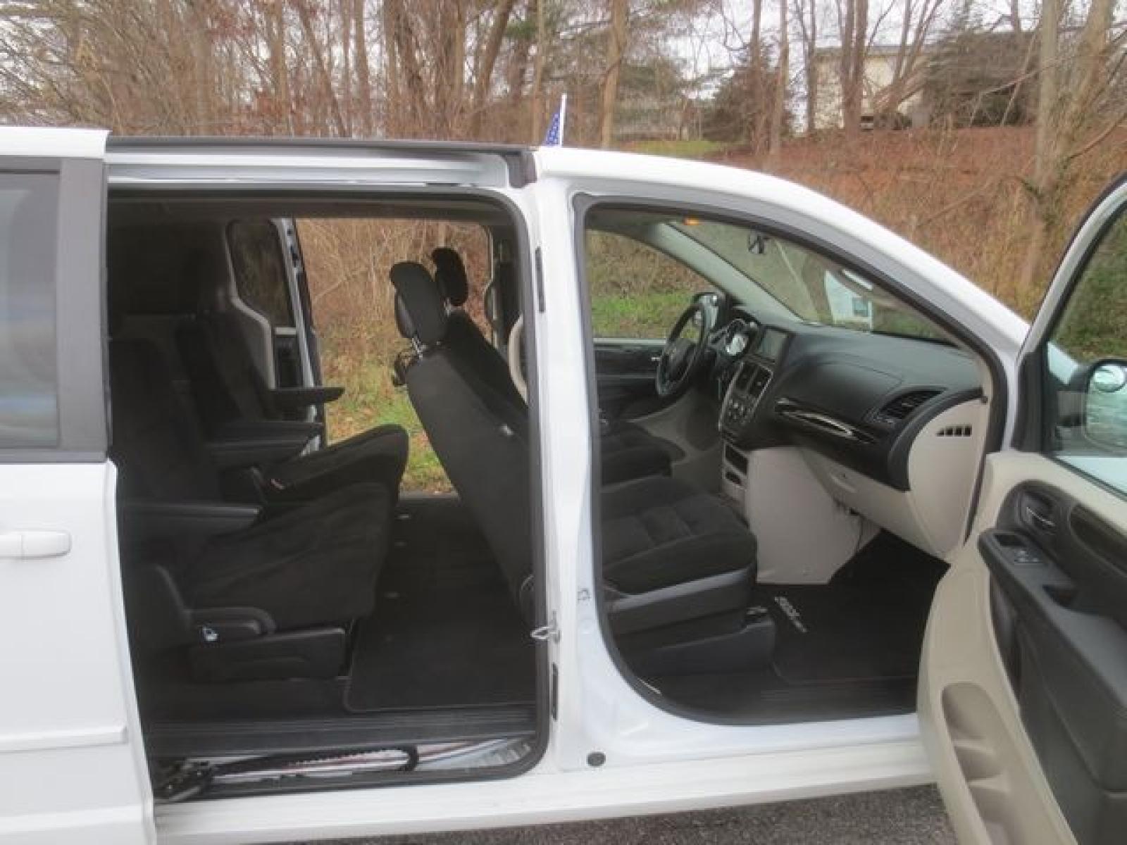 2016 White /Black Dodge Grand Caravan SE (2C4RDGBG5GR) with an 3.6 liter V-6 engine, Automatic transmission, located at 270 US Route 6, Mahopac, NY, 10541, (845) 621-0895, 41.349022, -73.755280 - Photo #11